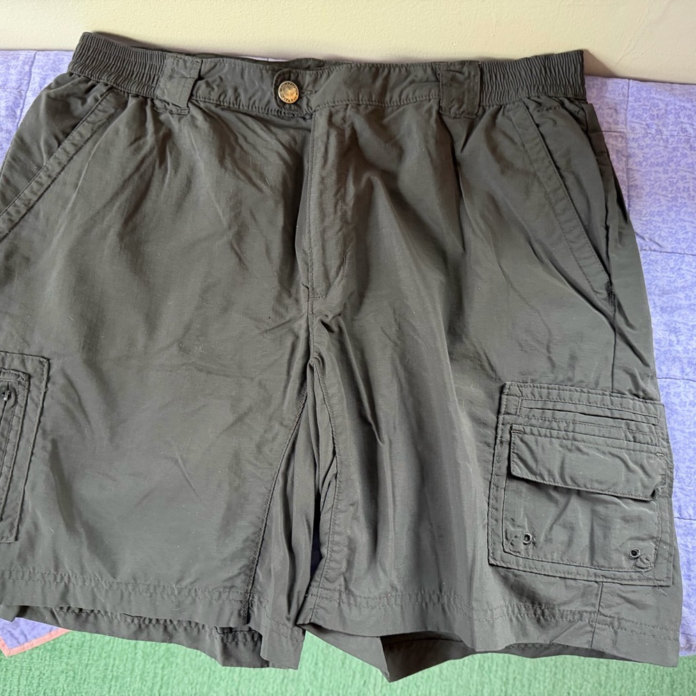 Columbia Titanium cargo Charcoal Gray shorts